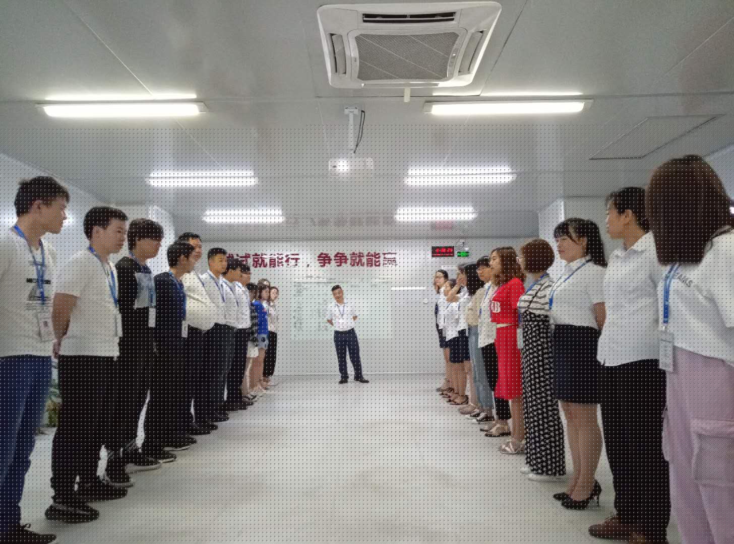 小銘打樣銷售、運營及一線員工團(tuán)隊晨會